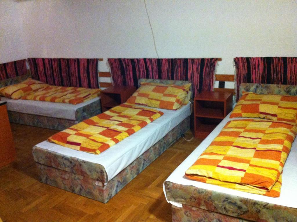 Season Hostel 2 Budapest Bilik gambar