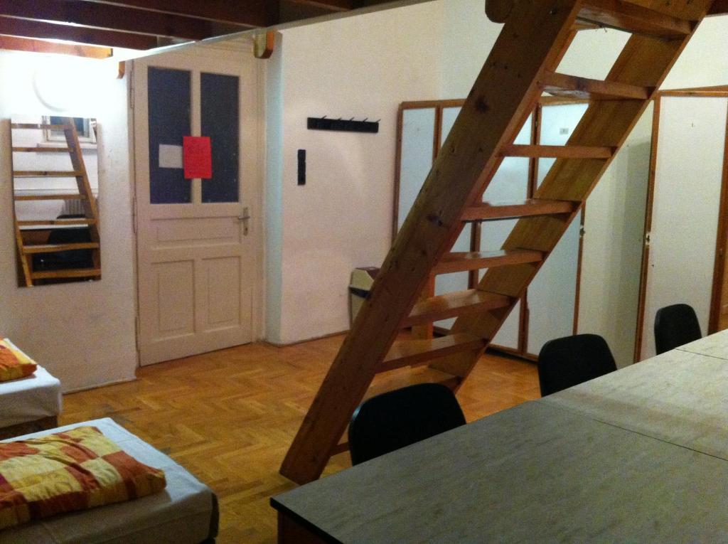 Season Hostel 2 Budapest Bilik gambar