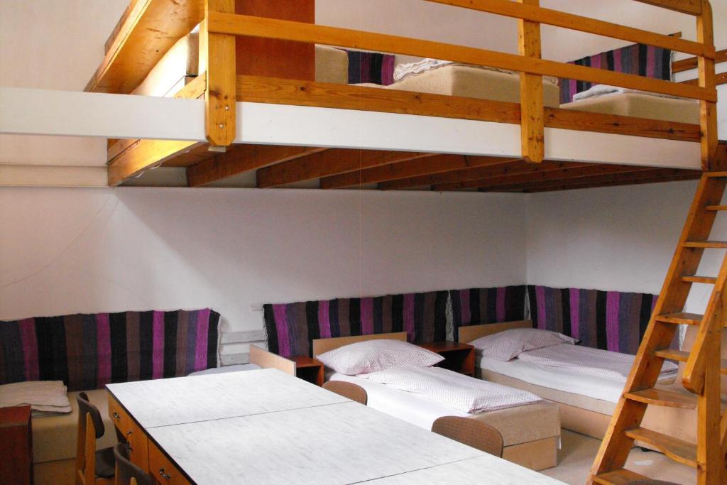 Season Hostel 2 Budapest Bilik gambar